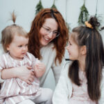 Maman avec ses deux filles dans un décor de Pâques